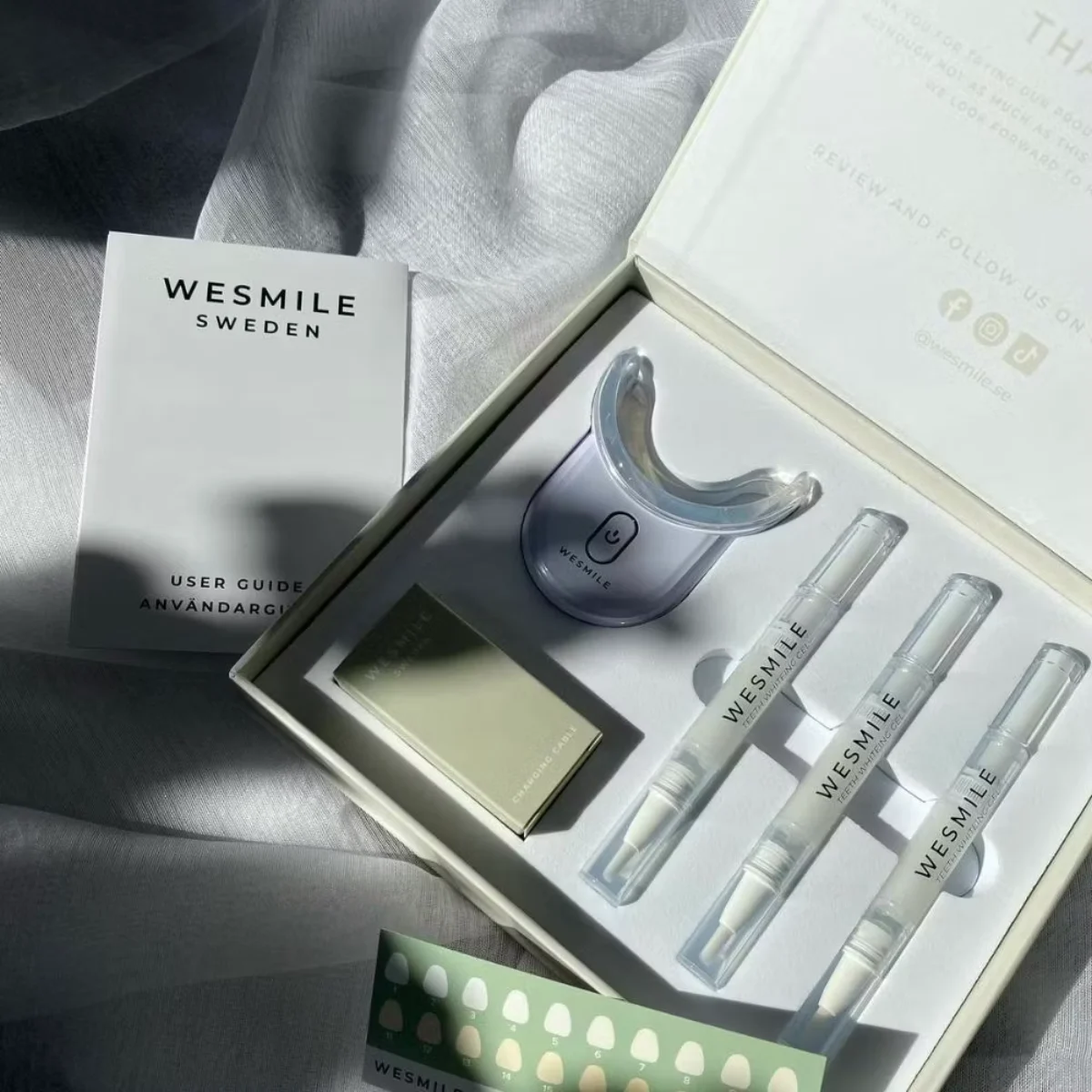Alt i æsken: LED-booster med blød skinne, tre gelpenne, farveskala og brugsanvisning