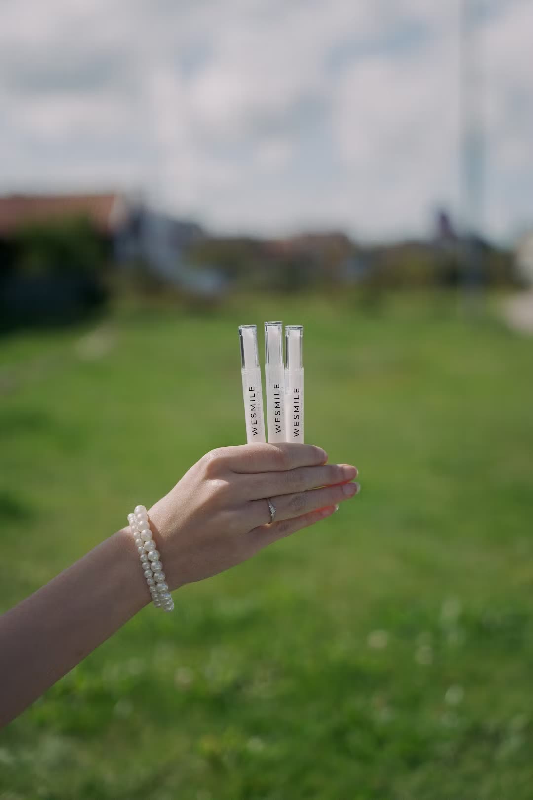 Tre gelpenne til refill holdt op udendørs
